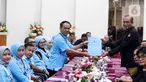 Sekjen Partai Gelora Mahfudz Siddiq menyerahkan dokumen daftar bakal calon legislatif (bacaleg) kepada Ketua Komisi Pemilihan Umum (KPU) Hasyim Asy'ari di Gedung KPU, Jakarta, Minggu (14/5/2023).  (Liputan6.com/Herman Zakharia)