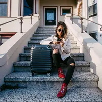 Fashion item yang sebaiknya nggak dipakai untuk long flight. (Foto: pinterest.com)