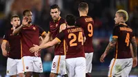 Para pemain AS Roma merayakan gol ke gawang Palermo pada laga Serie A di Olimpico, Roma, Senin (22/2/2016) dini hari WIB. (AFP/Filippo Monteforte)