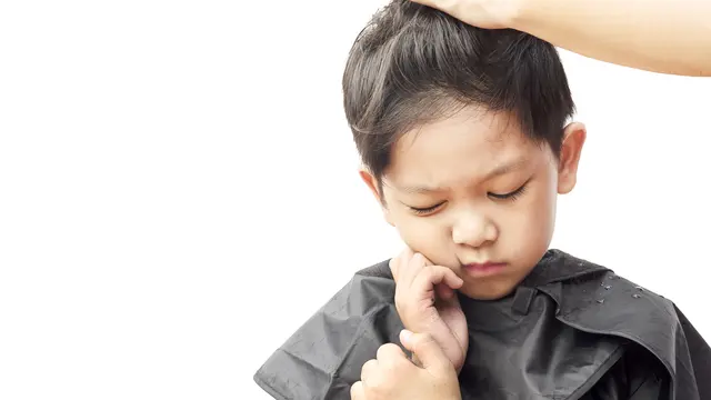 1. Kumur dengan Air Garam Hangat