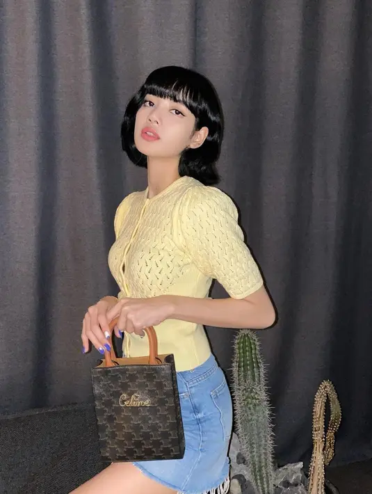 Menggunakan baju rajut berwana kuning dan dipadukan rok jeans, penampilan sederhana Lisa Blackpink ini pun tak lepas dari sorotan. Ia pun terlihat tak menggunakan aksesoris lain dan hanya memadukan dengan sebuah hand bag mini. (Liputan6.com/IG/@lalalalisa_m)