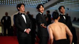 Salah satu penampilan karpet merah yang ditunggu-tunggu di Festival Film Cannes 2023 adalah Song Joong-ki yang diharapkan akan mengajak serta sang istri, Katy Louise Saunders. (AP Photo/Daniel Cole)