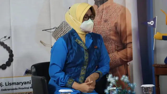 Ketua Dewan Kerajinan Nasional Daerah (Dekranasda) Provinsi Kalimantan Barat, Lismaryani, saat menjadi narasumber Program Dialog Khusus TVRI Kalimantan Barat. (Foto: Liputan6.com/Aceng Mukaram)