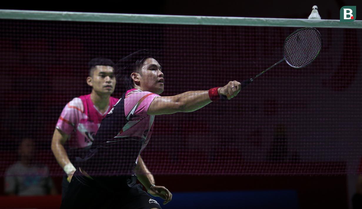 Pebulutangkis ganda putra Indonesia, Leo Rolly Carnando/Daniel Marthin bertanding melawan pebulutangkis ganda putra Jepang, China, Keiichiro Matsui/Yoshinori Takeuchi pada laga perempatfinal Indonesia Masters 2023 di Istora Senayan, Jakarta, Jumat (27/01/2023). Leo/Daniel menang dengan skor 21-13, 21-11. (Bola.com/Bagaskara Lazuardi)
