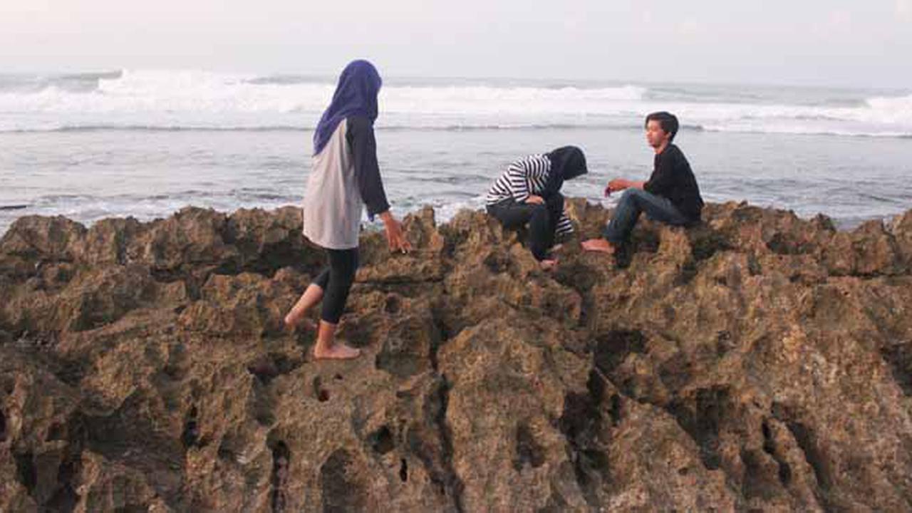 Indahnya Bukit Gebros di Pantai Jonggring Salaka, Malang