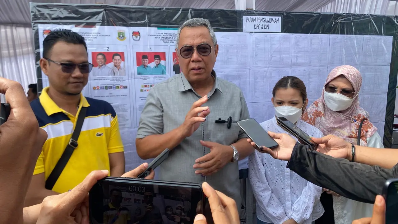Calon Wali Kota Tangerang Selatan Benyamin Davnie usai nyoblos di TPS 13, Kecamatan Serpong, Kota Tangsel, Rabu (27/11/2024).