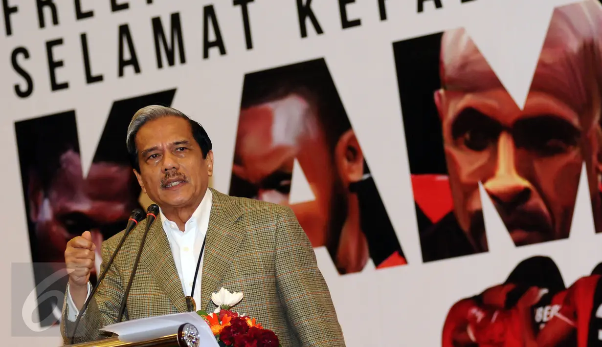 Presiden Direktur PT. Freeport Indonesia, Chappy Hakim memberi sambutan jelang penyerahan bonus di Jakarta, Jumat (6/1). Persipura menjadi juara Torabika Soccer Championships 2016 dengan 68 poin. (Liputan6.com/Helmi Fithriansyah)