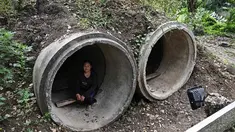 Petani Thailand, Pratuan Chuawong, duduk di dalam bunker dekat sebuah kuil selama bentrokan di sepanjang perbatasan Thailand-Kamboja di Provinsi Sa Kaeo, Thailand, pada Rabu 10 Desember 2025. Lebih dari 500.000 orang telah mengungsi ke tempat aman di Thailand dan Kamboja sejak dimulainya kembali konflik perbatasan. (Lillian SUWANRUMPHA/AFP)