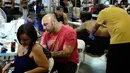 Sejumlah seniman tato saat berpartisipasi dalam "New York Ink" di edisi 5 Konvensi Internasional Paradise Tatto, di San Antonio de Belen, San Jose, (8/5). Lebih dari 300 seniman tato berpartisipasi di acara ini.(AFP PHOTO/Ezequiel Becerra)