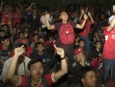 Sejumlah pendukung Liverpool merayakan gol yang dicetak Christian Benteke ke gawang Manchester United saat nonton bareng bersama Bola.com di Alibaba Futsal, Bekasi, Minggu (13/9/2015). (Bola.com/Vitalis Yogi Trisna)