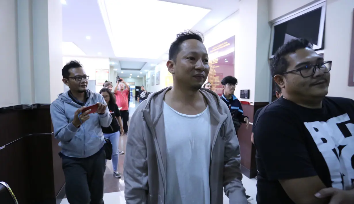 Saat didalam, ia melihat bahwa Tora ya Tora yang suka bercanda. Bahkan ayah satu anak itu hingga dibuat tertawa terbahak-bahak oleh Tora. (Adrian Putra/Bintang.com)