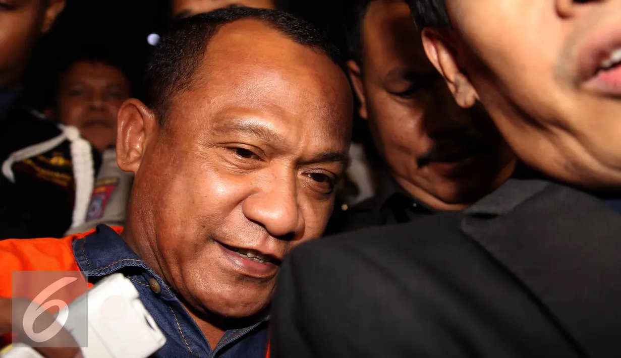 Tersangka suap pengurusan sengketa Pilkada Morotai di MK  Rusli Sibua digiring ke Gedung KPK, Jakarta, Rabu (8/7/2015), untuk diperiksa. Rusli dijemput paksa oleh penyidik dari Hotel Grand Melia, Jakarta akibat selalu mangkir. (Liputan6.com/Helmi Afandi)