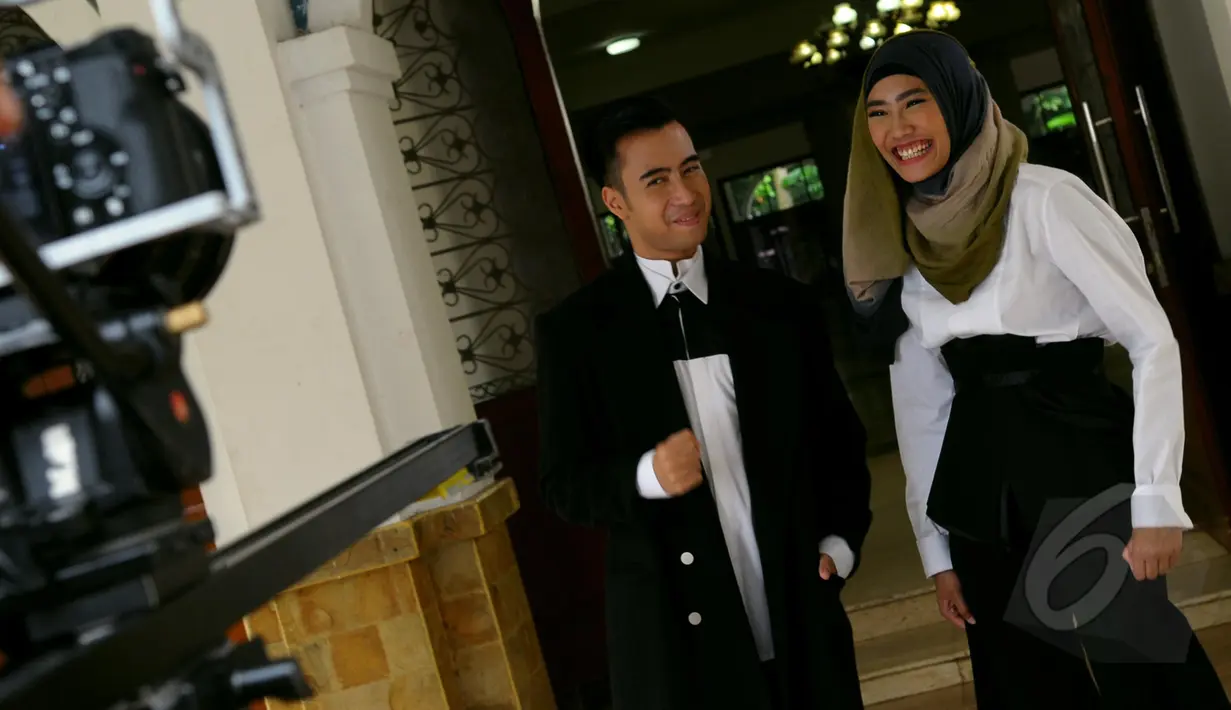 Alika dan Vidi Aldiano melepas tawa saat melakukan syuting di kawasan masjid Al-Bina Senayan, Jakarta, Kamis, (9/4/2015). Alika akan merilis single religi berjudul "Akhirnya" feat Vidi Aldiano. (Liputan6.com/Faisal R Syam)