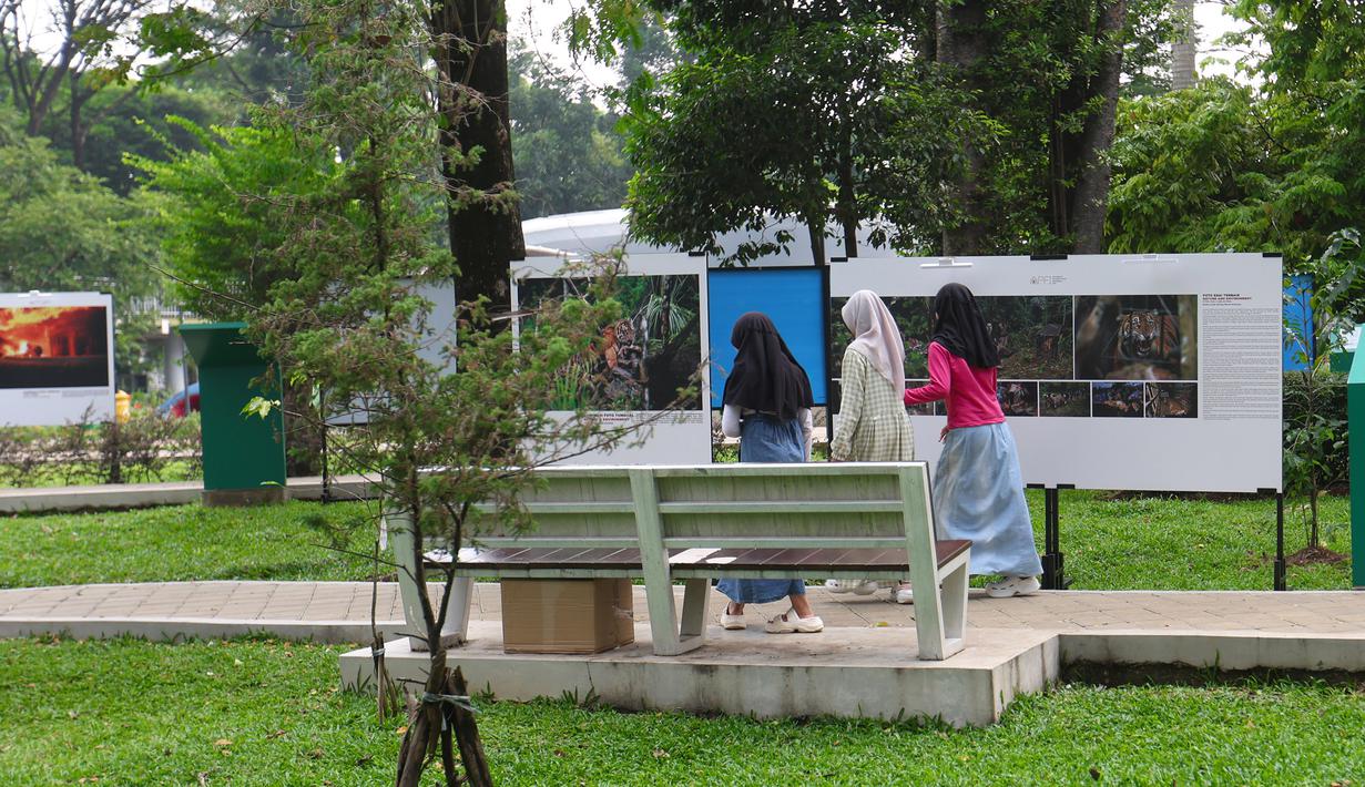 Melalui foto, para pewarta menghadirkan cerita yang kuat dan menjadi saksi perjalanan zaman. Tampak dalam foto, pengunjung melihat foto-foto pemenang ajang Anugerah Pewarta Foto Indonesia 2026 di halaman Auditorium Sekretariat Daerah Kabupaten Bogor, Jawa Barat, Jumat (8/5/2026). (Kapanlagi.com/Budy Santoso)