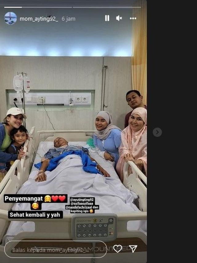 Ayah Ojak saat dijenguk Ayu Ting Ting, Umi Kalsum, Syifa dan suami serta Bilqis. (Instagram @mom_ayting92_)