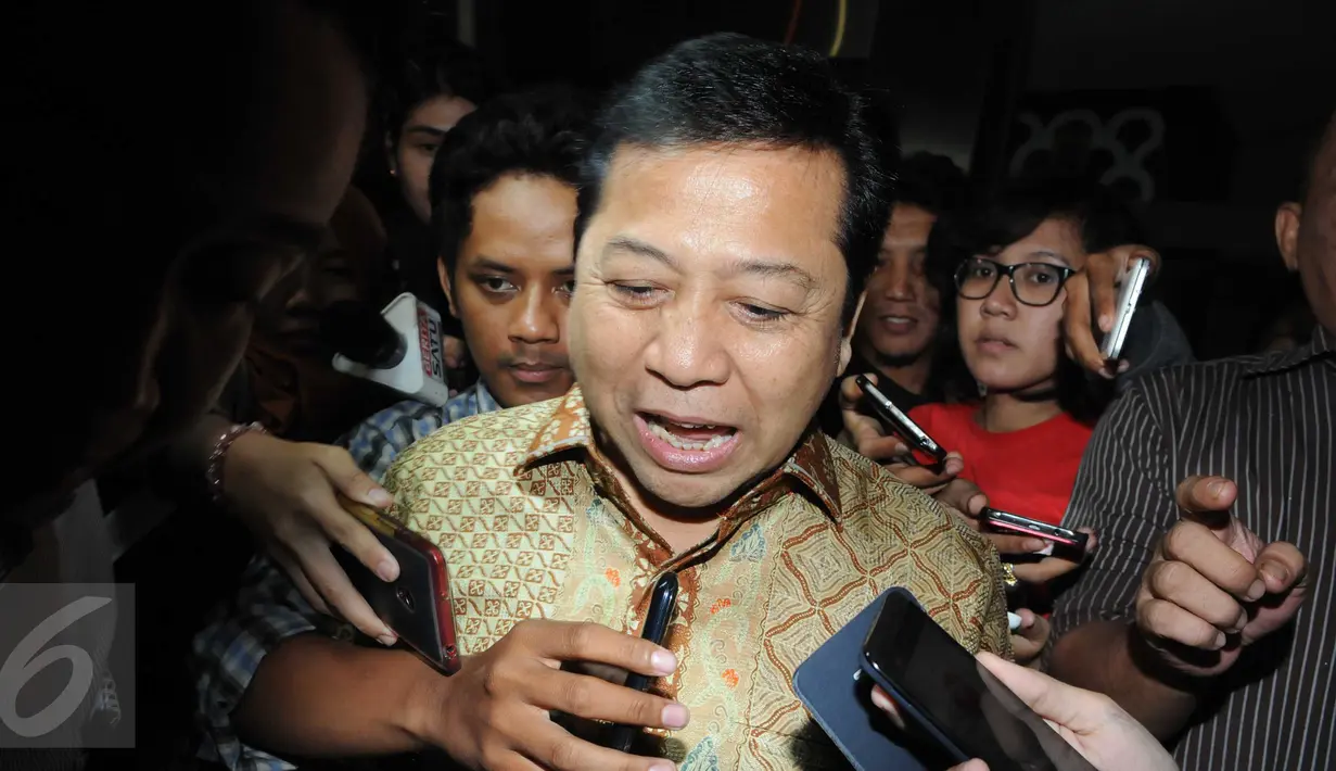 Mantan Ketua DPR RI, Setya Novanto menjawab pertanyaan wartawan usai menjalani pemeriksaan di Kejaksaan Agung, Rabu (10/2/2016). Kedatangan Novanto dalam rangka memberi keterangannya sebagai saksi dalam perkara kasus Freeport. (Liputan6.com/Helmi Afandi)