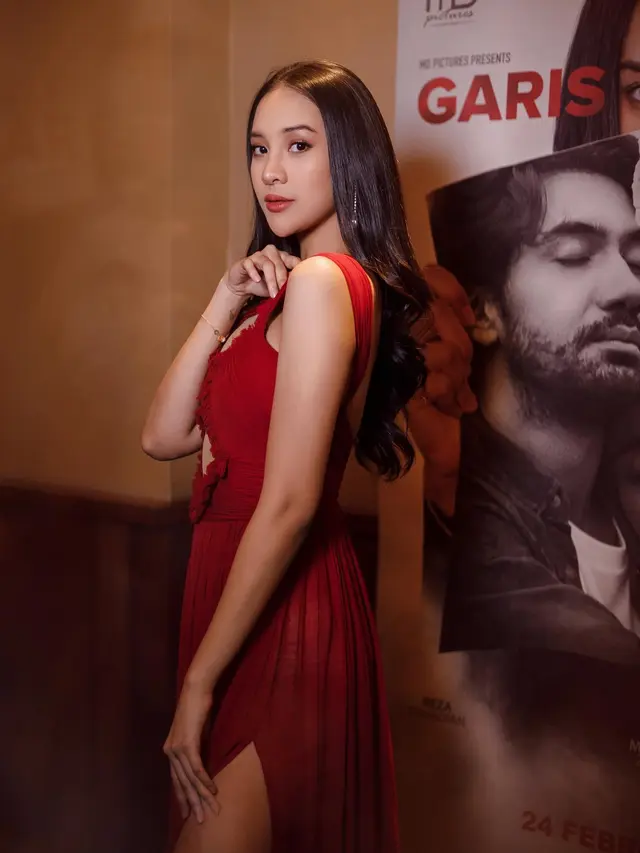 7 Gaya Anya Geraldine di Gala Premier Film Baru Bersama Reza Rahadian