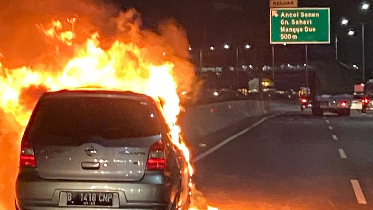 Mobil terbakar di ruas Tol Wiyoto Wiyono arah Pluit, Jakarta Utara