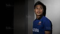 Bek Madura United, Fachruddin Aryanto, saat foto sesi bersama Bola.com di Hotel Lor In Sentul, Bogor, Minggu (17/9/2017). Fachruddin merupakan bek yang kerap memperkuat Timnas Indonesia. (Bola.com/Vitalis Yogi Trisna)