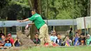 Salah satu atraksi memberi makan Komodo, Ragunan, Jakarta, Kamis (14/5/2015) Jelang Hari Libur panjang Warga Jakarta dan sekitarnya  memanfaatkan liburan ke Tempat Wisata. (Liputan6.com/Helmi Afandi)