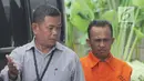 Pengacara Agus Wiratno saat turun dari mobil tahanan di gedung KPK, Jakarta, Rabu (21/03/2018). Agus Wiratno diduga melakukan suap terkait perkara yang sengketa tanah yang di tangani Pengadilan Negeri Tangerang. (Merdeka.com/Dwi Narwoko)