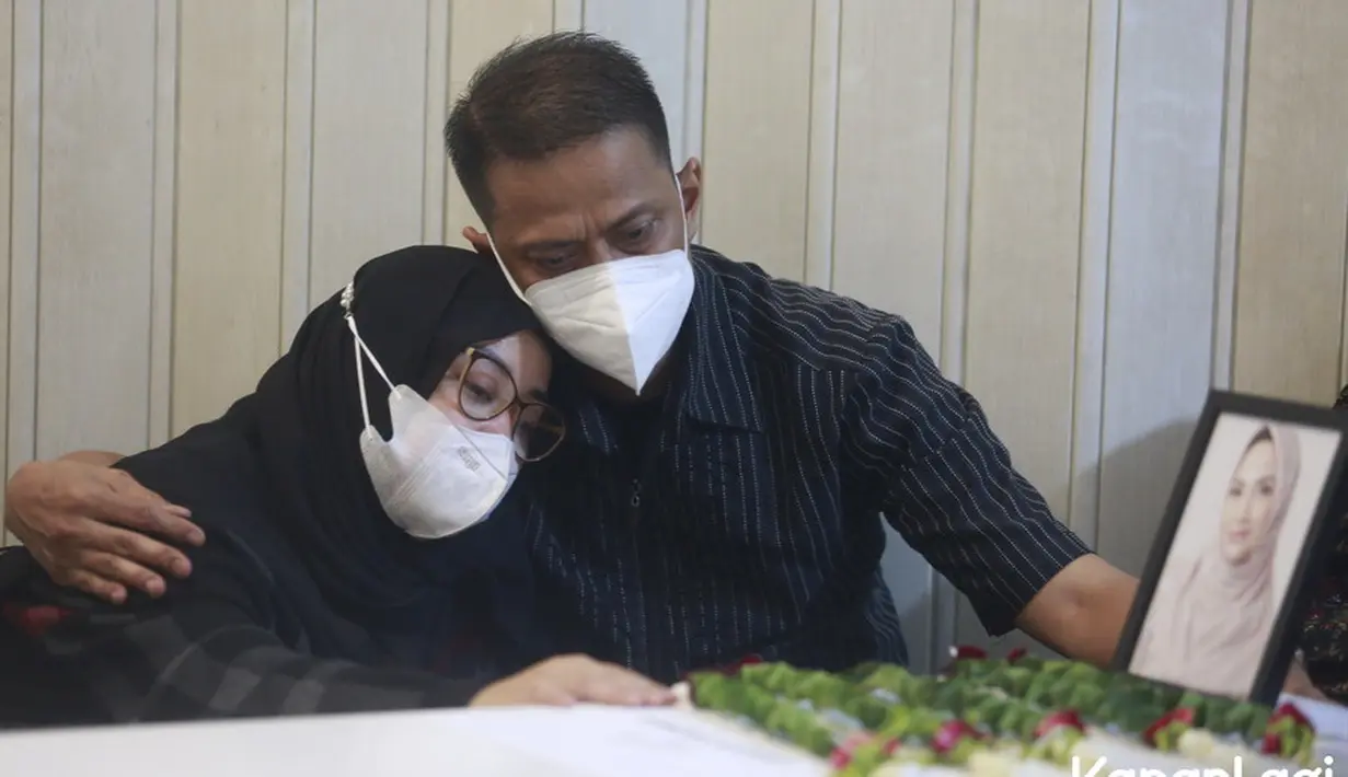 Tampak nuansa haru di rumah duka di Perumahan Permata Mediterania, Jakarta Barat tersebut. (Kapanlagi.com/M. Akrom Sukarya)