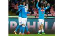 Para pemain Napoli merayakan gol Jose Maria Callejon saat melawan pada lanjutan Serie A 2015-2016 di Stadion San Paolo, Naples, Minggu (6/3/2016) dini hari WIB.  (AFP/Carlo Hermann)