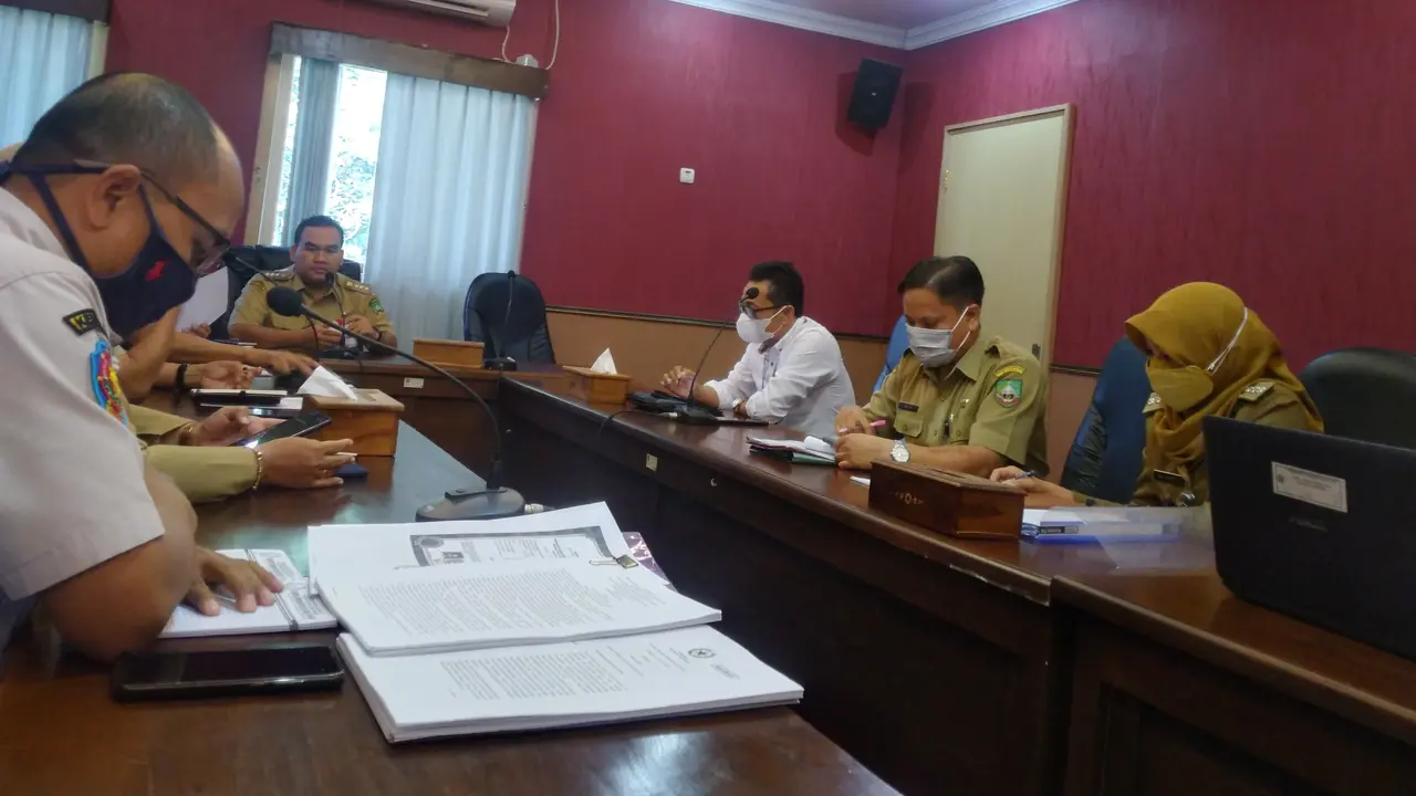 Musyawarah Pemkab Blora membahas persoalan terjegalnya Akhmad Agus Sobirin Jadi Perangkat Desa Turirejo, Kecamatan Jepon, Kabupaten Blora. (Liputan6.com/Ahmad Adirin)