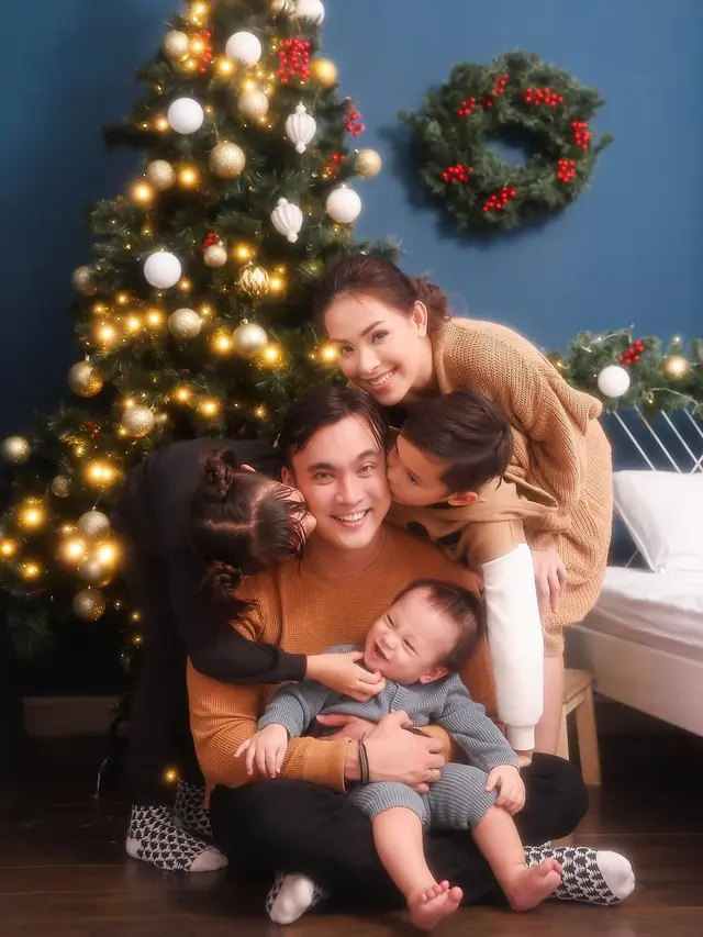 7 Pemotretan Terbaru Keluarga Rendy Kjaernett dan Lady Nayoan, Siap Rayakan Natal