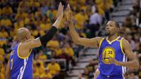 Forward Golden State Warriors, David West (kiri), melakukan selebrasi dengan rekan setimnya Kevin Durant setelah mencetak poin pada Gim 4 Semifinal Wilayah Barat kontra Utah Jazz di Salt Lake City, 8 Mei 2017. (AP Photo/Rick Bowmer)
