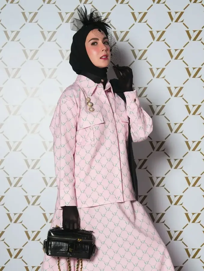 6 Gaya Glamor Arumi Bachsin Jadi Muse di Fashion Show Vivi Zubedi, Melenggang Anggun dengan Balutan Black-Pink