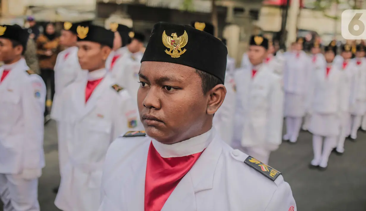Anggota Paskibra bersiap mengibarkan bendera merah putih pada upacara peringatan Hari Sumpah Pemuda di Museum Sumpah Pemuda, Jakarta, Senin (28/10/2019). Upacara yang diikuti sejumlah pelajar ini diselenggarakan dalam rangka memperingati Hari Sumpah Pemuda ke-91. (liputan6.com/Faizal Fanani)