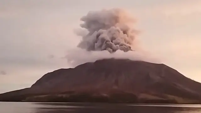 Erupsi Gunung Ruang, di Kabupaten Kepulauan Sitaro Sulut, pada Jumat 19 April 2024 pukul 17:06 Wita.