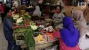 Aktivitas perdagangan di Pasar Kebayoran Lama, Jakarta, Jumat (20/4). Kementerian Perdagangan (Kemendag) juga mengklaim pasokan kebutuhan pokok menjelang Ramadan 2018 aman. (Liputan6.com/Johan Tallo)