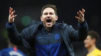 Pelatih Chelsea, Frank Lampard, melakukan selebrasi usai anak asuhnya mengalahkan Tottenham Hotspur pada laga Premier League di Stadion Tottenham Hotspur, Minggu (22/12). Chelsea menang dengan skor 2-0. (AP/Ian Walton)