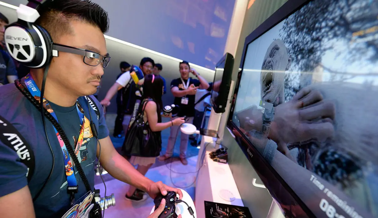 Salah satu pengunjung, Danilo Napalan, memainkan game zombie baru "Dying Light" yang ada di stand Warner Bros di Electronic Entertainment Expo (E3), di Los Angeles, Amerika Serikat, (10/6/2014). (REUTERS/Kevork Djansezian) 