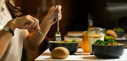 Menjada pola makan sehat dan seimbang dapat menjaga kesehatan kulit. (Foto: Unsplash/Farhad Ibrahimzade)