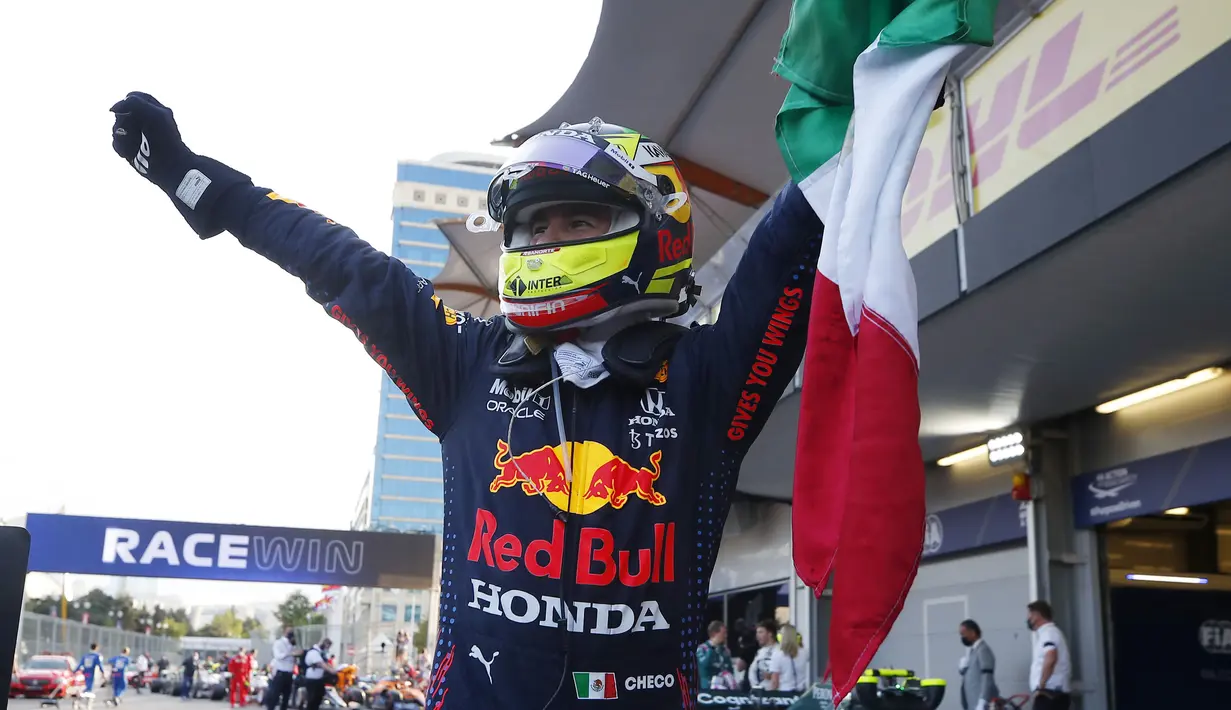 Jalan panjang kemenangannya di F1 GP Azerbaijan dimulai dengan menempati starting grid nomer enam. Pada lap ke-6 ia berhasil masuk ke urutan tiga, hingga akhirnya pada lap ke-25 ia berhasil membututi Verstappen dan menyalip Hamilton. (Foto: AP/Pool/Maxim Shemetov)
