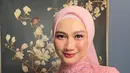 Melody tampil memesona mengenakan kebaya pink brokat dengan aksen beads di bagian leher. Dipadukan kerudung polosnya. [@cantikawannadewi]