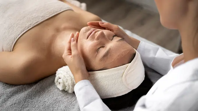 Facial Massage untuk Anti-Aging: Teknik Pijat Wajah yang Bikin Kulit Awet Muda dan Bercahaya