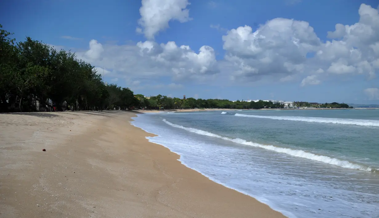 Suasana Pantai Kuta yang sepi saat Pemberlakuan Pembatasan Kegiatan Masyarakat (PPKM) Level 3 di Kuta, Badung, Bali, Jumat (23/7/2021). PPKM Level 3 di Bali tertuang dalam Surat Edaran (SE) Gubernur Bali Wayan Koster Nomor 11 Tahun 2021. (SONNY TUMBELAKA/AFP)