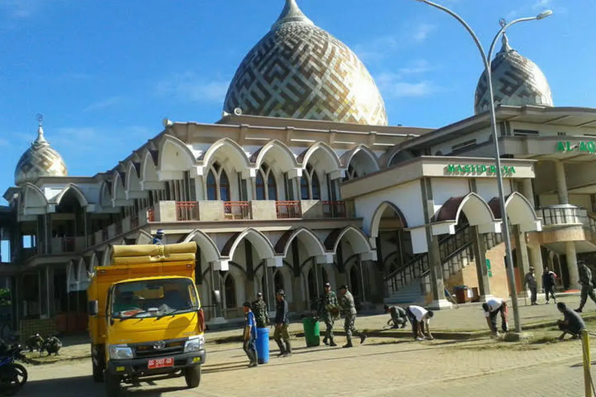 Sambut Ramadan, Prajurit TNI Bersihkan Masjid Raya Merauke