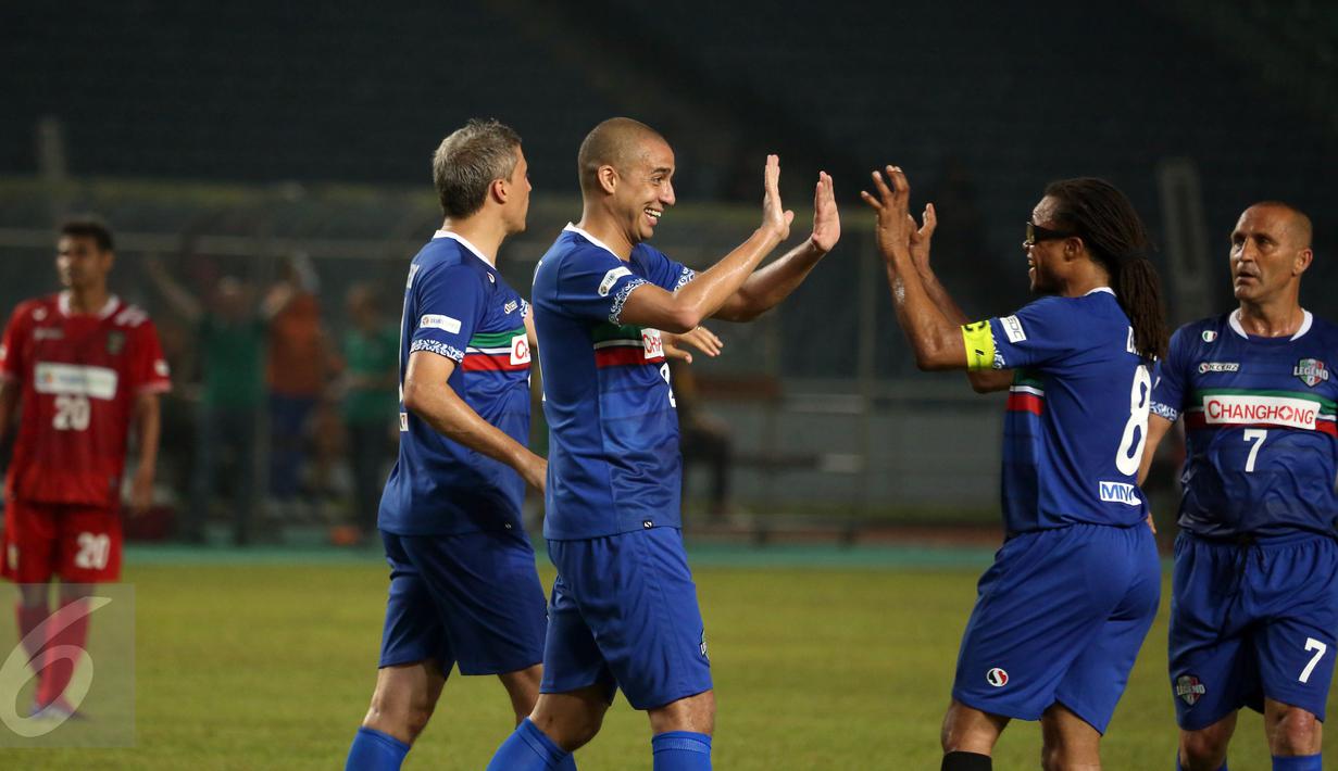 Mantan pesepakbola Liga Italia, David Trezeguet (tengah) merayakan golnya ke gawang Primavera Baretti saat laga persahabatan di Stadion GBK Jakarta, Sabtu (21/5/2016). Calcio Legendsukses permalukan tim Primavera 4-0. (Liputan6.com/Helmi Fithriansyah)