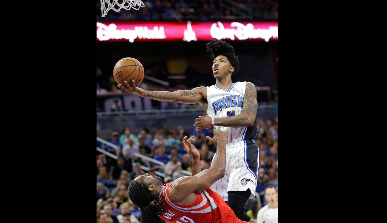 Pemain Orlando Magic, Elfrid Payton (kanan) mencoba melakukan tembakan melewati hadangan pemain Houston Rockets, Nene (42)  pada laga lanjutan NBA  basketball game di Amway Center, (6/1/2017), Orlando. Houston Rockets menang 100-93. (AP/John Raoux)