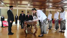 Direktur Jenderal Administrasi Hukum Umum (Dirjen AHU) Widodo (kanan depan) menyaksikan penandatanganan sumpah dan janji setia pewarganegaraan Republik Indonesia empat atlet sepak bola putri di Kantor Kementerian Hukum, Jakarta, Selasa (10/6/2025). (Foto: Dokumentasi Kementerian Hukum)