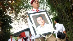 Upacara kemiliteran menandai pelepasan jenazah Alm Suhardi di kantor DPP Partai Gerindra, Jakarta, (29/8/2014). (Liputan6.com/Helmi Fithriansyah)