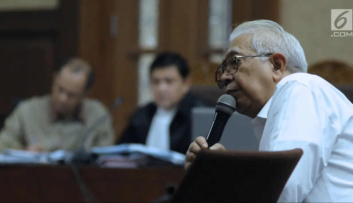 Mantan Menteri Keuangan, Bambang Subianto menyimak pertanyaan pada sidang lanjutan penerbitan SKL terhadap obligor BLBI dengan terdakwa Syafruddin Arsyad Temenggung di Pengadilan Tipikor, Jakarta, Rabu (6/6). (Liputan6.com/Helmi Fithriansyah)