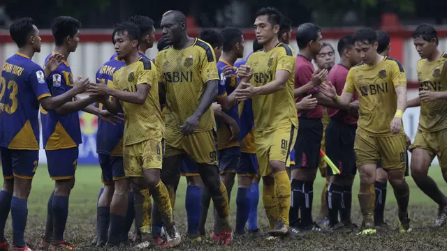 Para pemain Bhayangkara FC bersalaman dengan para pemain PSBL Langsa. (Bola.com/Yoppy Renato)