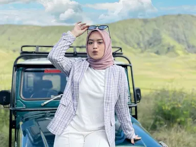 Woro Widowati memiliki gaya penampilan yang menarik untuk dilihat. Termasuk saat ia berlibur di Bromo. Gaya penampilannya yang simpel tapi menawan ini banjir pujian dari netizen. Banyak netizen menyebut Woro terlihat cantik di foto berlibur di Bromo. (Liputan6.com/IG/@worow0ro)