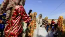 Mempelai wanita, Heba mengenakan gaun pengantin putih serta dikalungi uang saat prosesi pernikahan di Raqqa, Suriah (27/10). Kini ISIS sudah berhasil ditumpas dari Kota Raqqa. (AFP Photo/Delil Souleiman)